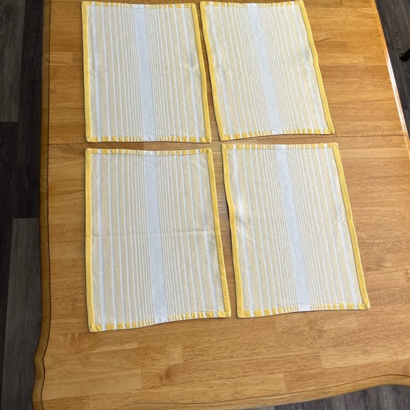 Place mats set of 4 🌷 NEVER USED 💕 Yellow and White 14” by 19” - Picture 4 of 5